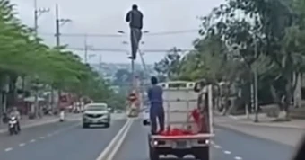 Xử phạt tài xế xe biển xanh chở người trên thùng xe sau video lan truyền trên TikTok