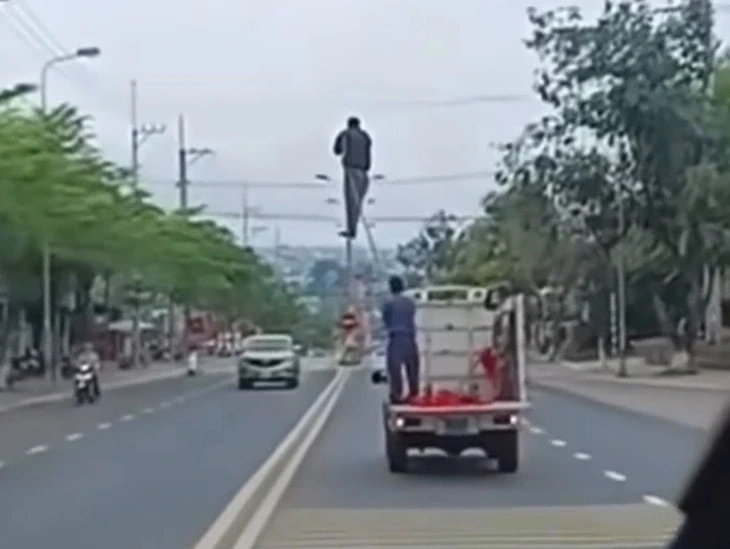 Xử phạt tài xế xe biển xanh chở người trên thùng xe sau video lan truyền trên TikTok Xử phạt tài xế xe biển xanh chở người trên thùng xe sau video lan truyền trên TikTok