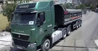Xử phạt tài xế xe đầu kéo biển số TP.HCM tông gãy cần chắn đường sắt ở Khánh Hòa