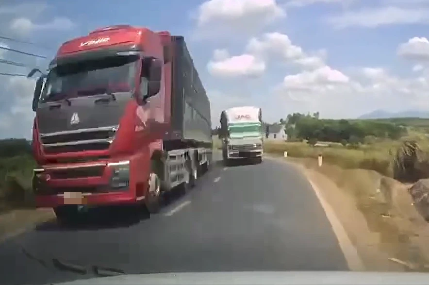 Xử phạt tài xế xe tải vượt ẩu tại khúc cua, suýt gây va chạm Xử phạt tài xế xe tải vượt ẩu tại khúc cua, suýt gây va chạm