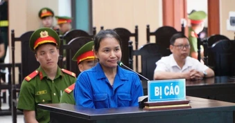 Xúc phạm Quốc kỳ, người phụ nữ bị tuyên phạt một năm tù