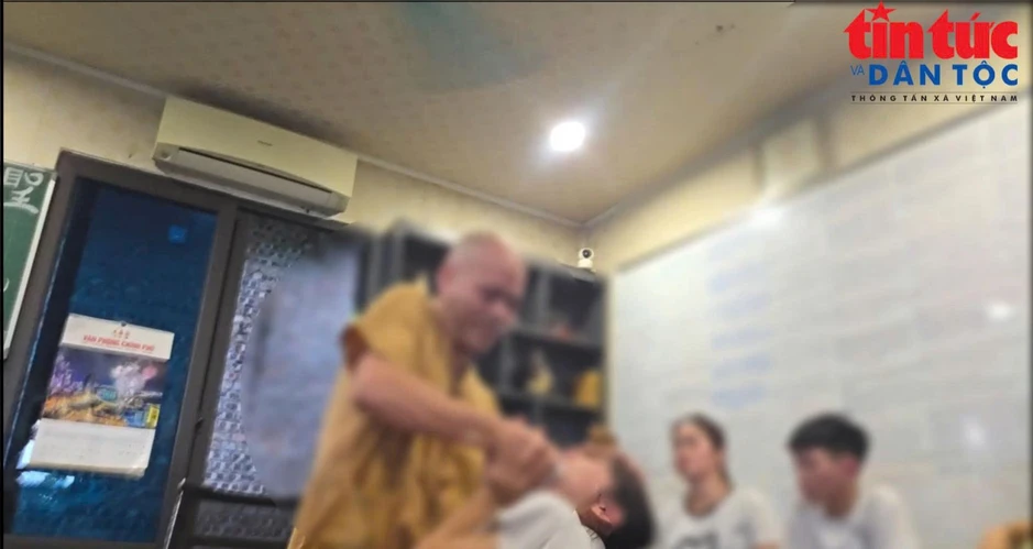 ‘Thần y’ tự xưng chữa bách bệnh - Phóng sự 2: Sự thật đằng sau chiêu trò chữa bệnh miễn phí ‘Thần y’ tự xưng chữa bách bệnh - Phóng sự 2: Sự thật đằng sau chiêu trò chữa bệnh miễn phí