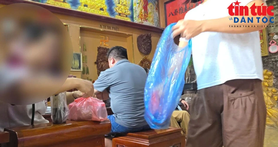 ‘Thần y’ tự xưng chữa bách bệnh - Phóng sự 2: Sự thật đằng sau chiêu trò chữa bệnh miễn phí ‘Thần y’ tự xưng chữa bách bệnh - Phóng sự 2: Sự thật đằng sau chiêu trò chữa bệnh miễn phí