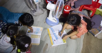 7 đứa trẻ mơ vươn lên trong căn chòi 10m²