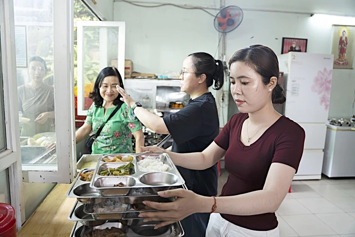 Ăn cơm miễn phí giữa vườn cây trong bệnh viện