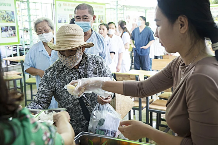 Ăn cơm miễn phí giữa vườn cây trong bệnh viện