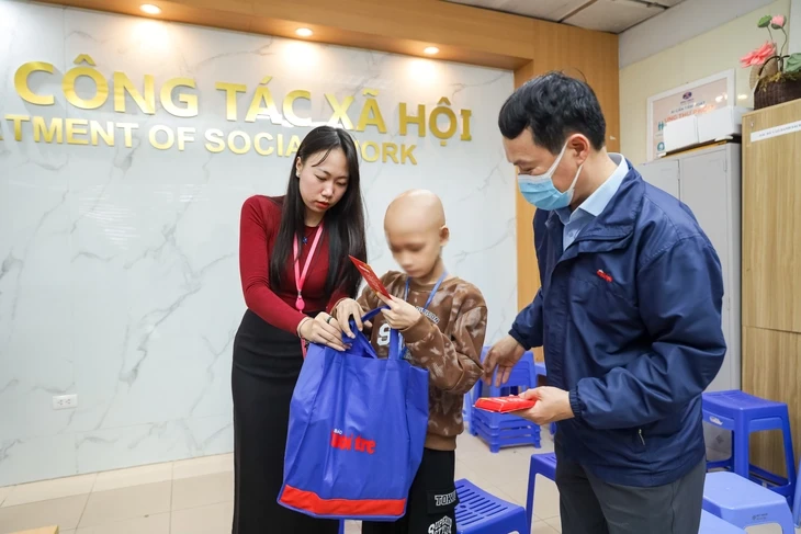 Ăn cơm miễn phí giữa vườn cây trong bệnh viện