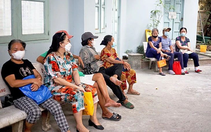 Ăn cơm miễn phí giữa vườn cây trong bệnh viện