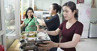 Ăn cơm miễn phí giữa vườn cây trong bệnh viện