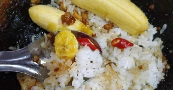 Ăn cơm với trái cây: Món ngon ‘nhức nách’ hay từ thói quen lao động?