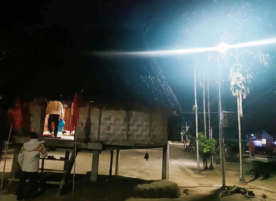 Aur bừng sáng giữa đại ngàn Aur bừng sáng giữa đại ngàn