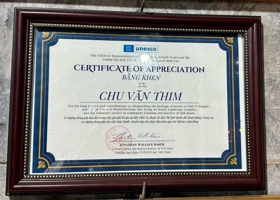 'Báu vật sống' giữ đền và kể chuyện bằng âm nhạc