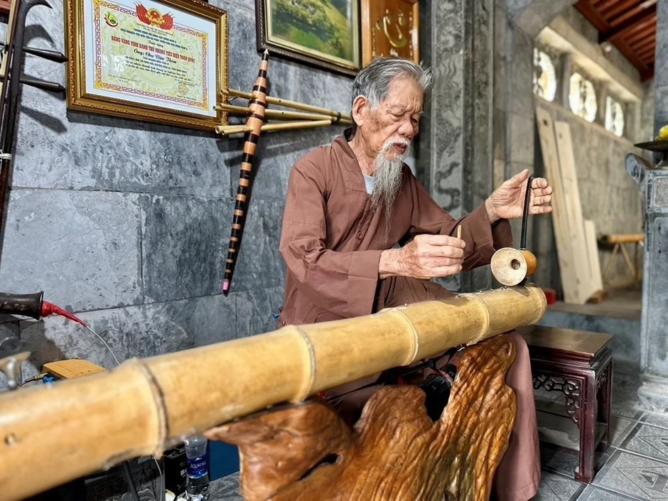 'Báu vật sống' giữ đền và kể chuyện bằng âm nhạc