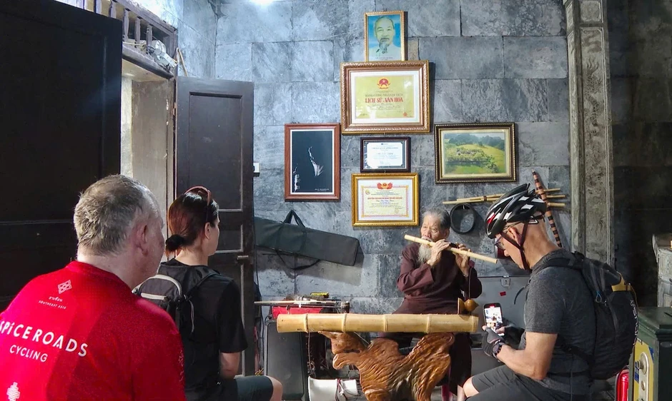 'Báu vật sống' giữ đền và kể chuyện bằng âm nhạc