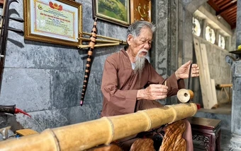 'Báu vật sống' giữ đền và kể chuyện bằng âm nhạc
