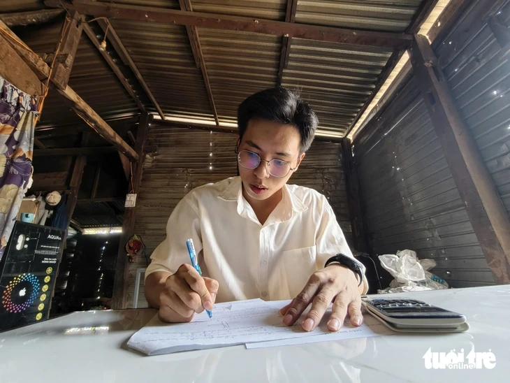 Chàng trai biến nhà mình thành 'phòng thi không giám thị' trước ngày thi thật Chàng trai biến nhà mình thành 'phòng thi không giám thị' trước ngày thi thật