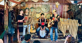 Chàng trai Việt - Lào 'thắp lửa' du lịch Buôn Đôn