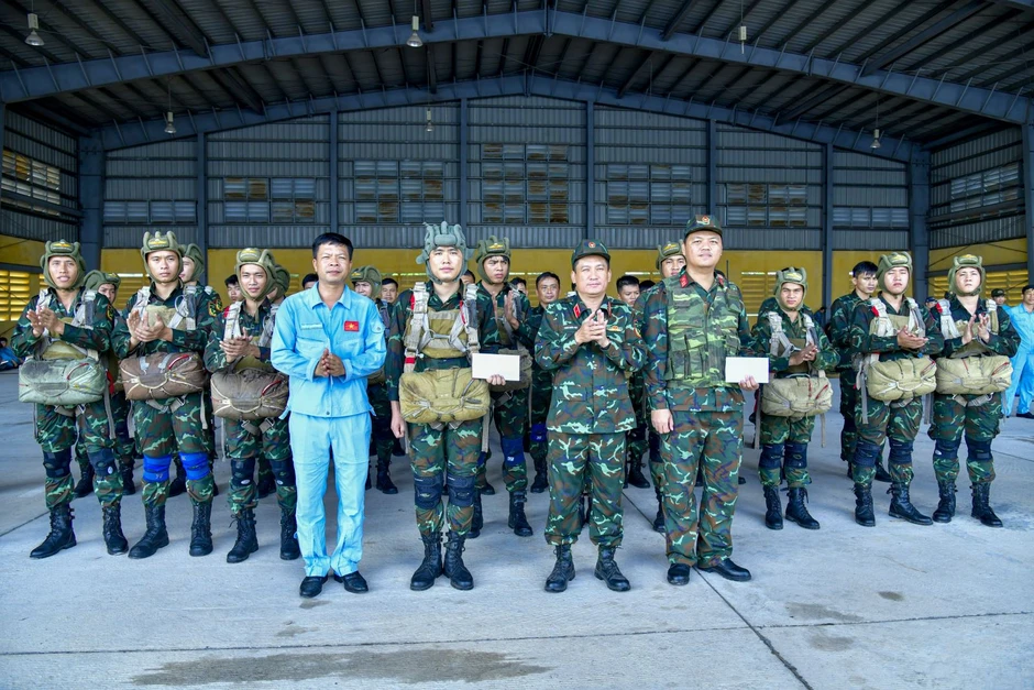 Chiến sĩ đặc công, trinh sát đặc nhiệm huấn luyện nhảy dù tại sân bay Biên Hòa Chiến sĩ đặc công, trinh sát đặc nhiệm huấn luyện nhảy dù tại sân bay Biên Hòa