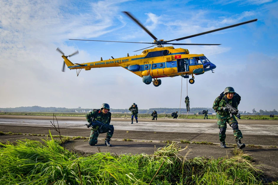 Chiến sĩ đặc công, trinh sát đặc nhiệm huấn luyện nhảy dù tại sân bay Biên Hòa Chiến sĩ đặc công, trinh sát đặc nhiệm huấn luyện nhảy dù tại sân bay Biên Hòa