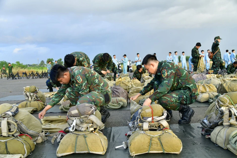 Chiến sĩ đặc công, trinh sát đặc nhiệm huấn luyện nhảy dù tại sân bay Biên Hòa Chiến sĩ đặc công, trinh sát đặc nhiệm huấn luyện nhảy dù tại sân bay Biên Hòa