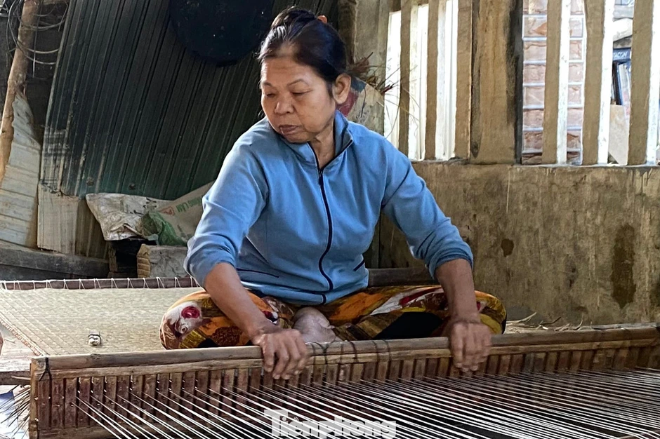 Chiếu Cẩm Nê - Làng nghề chỉ còn... một người Chiếu Cẩm Nê - Làng nghề chỉ còn... một người