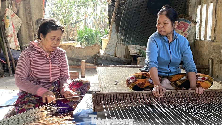 Chiếu Cẩm Nê - Làng nghề chỉ còn... một người Chiếu Cẩm Nê - Làng nghề chỉ còn... một người