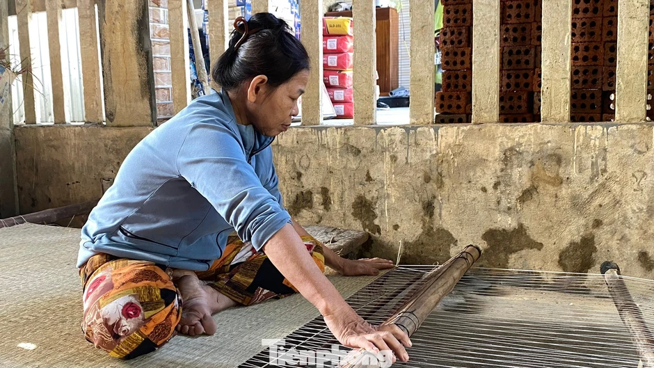 Chiếu Cẩm Nê - Làng nghề chỉ còn... một người Chiếu Cẩm Nê - Làng nghề chỉ còn... một người