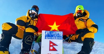 Cô giáo dạy vẽ chinh phục tuyết sơn Everest