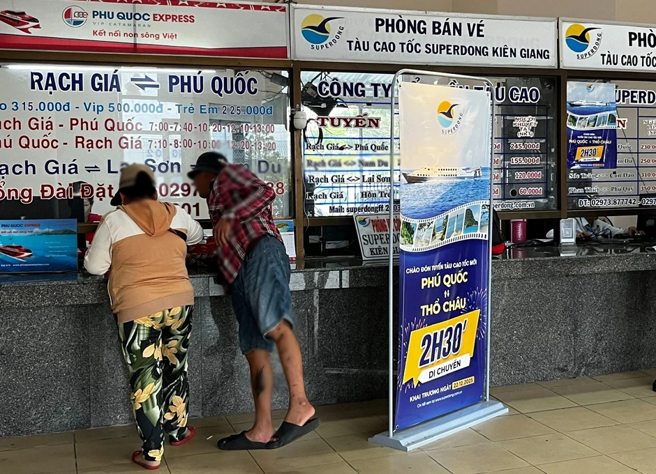 'Cò vé' trục lợi ở bến tàu đi Phú Quốc 'Cò vé' trục lợi ở bến tàu đi Phú Quốc