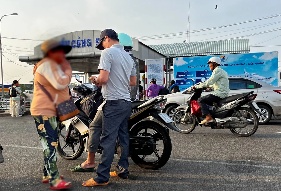 'Cò vé' trục lợi ở bến tàu đi Phú Quốc 'Cò vé' trục lợi ở bến tàu đi Phú Quốc