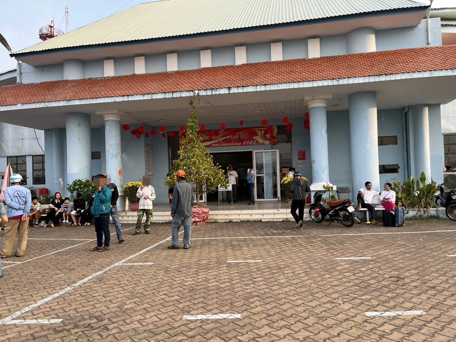 'Cò vé' trục lợi ở bến tàu đi Phú Quốc 'Cò vé' trục lợi ở bến tàu đi Phú Quốc