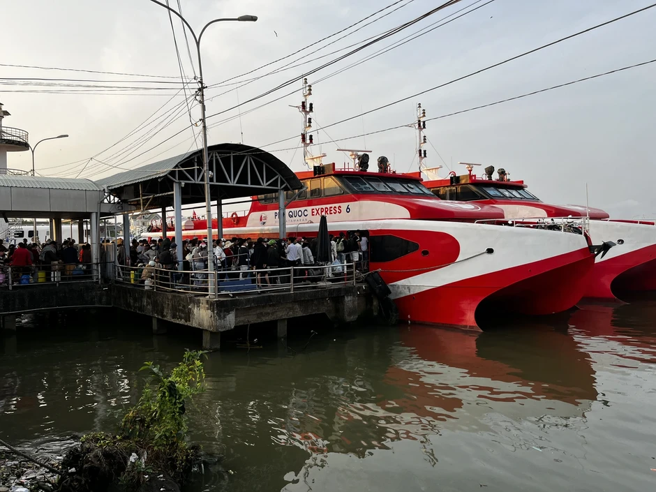 'Cò vé' trục lợi ở bến tàu đi Phú Quốc 'Cò vé' trục lợi ở bến tàu đi Phú Quốc