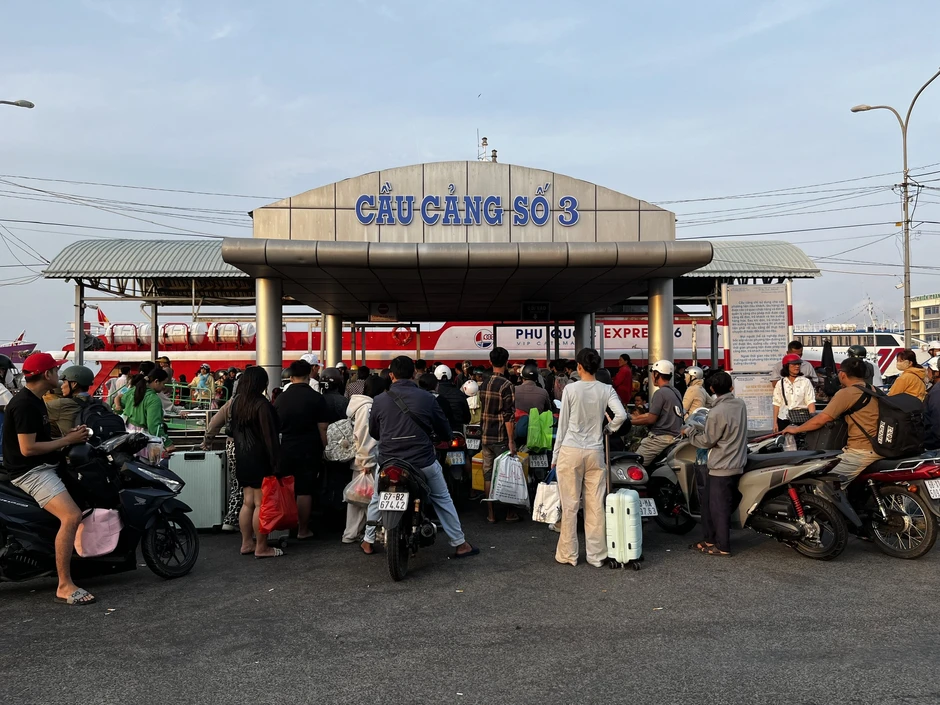 'Cò vé' trục lợi ở bến tàu đi Phú Quốc 'Cò vé' trục lợi ở bến tàu đi Phú Quốc