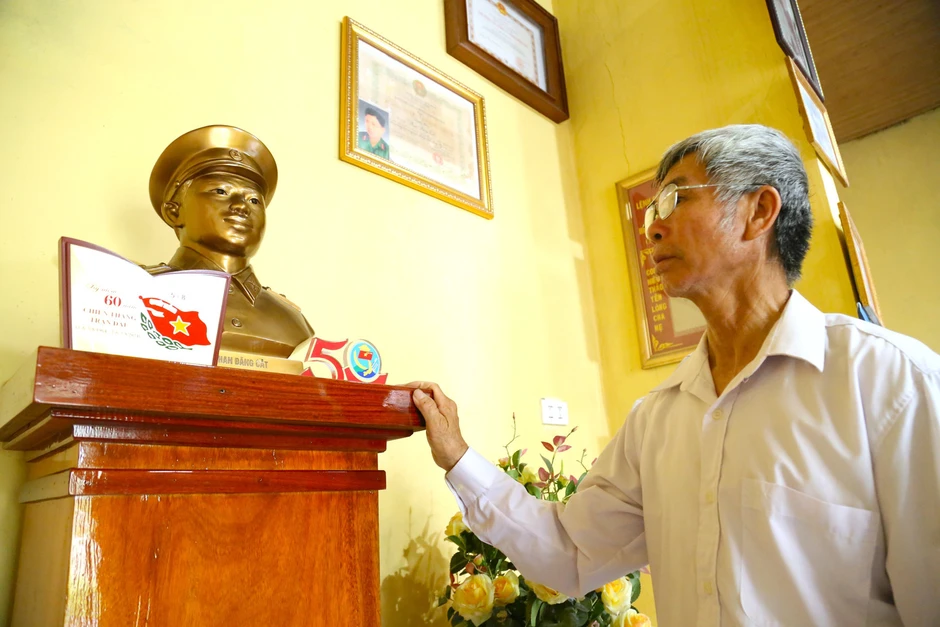 Đặt ba lô xuống, cầm lá cờ lên và ở lại với Tổ quốc