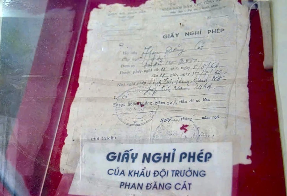 Đặt ba lô xuống, cầm lá cờ lên và ở lại với Tổ quốc
