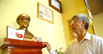 Đặt ba lô xuống, cầm lá cờ lên và ở lại với Tổ quốc