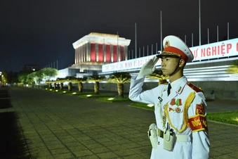 Đêm đầu tiên làm nhiệm vụ canh giấc ngủ cho Người