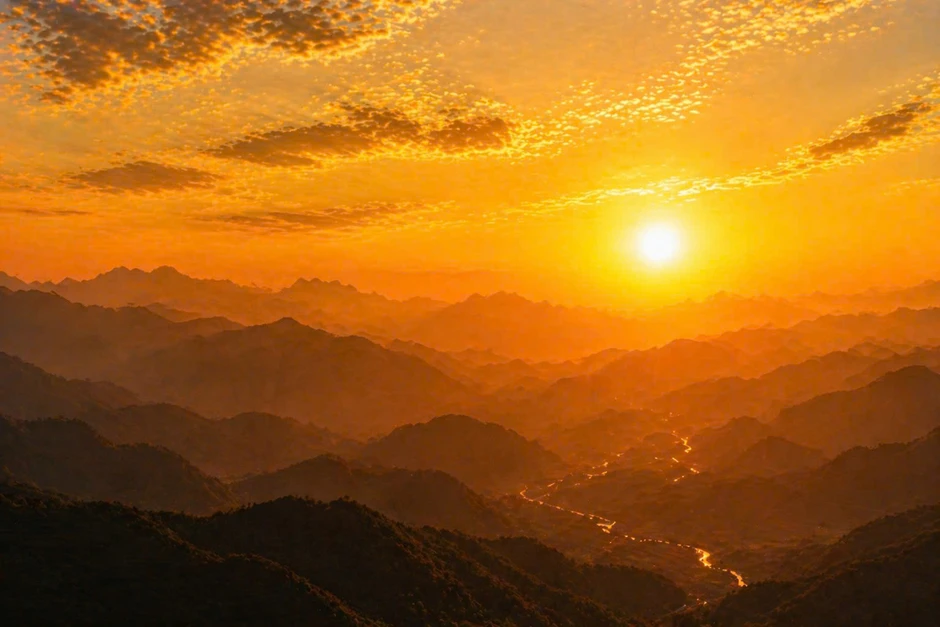 Du khách thích thú ngắm hoàng hôn trên đỉnh đèo Ô Quy Hồ Du khách thích thú ngắm hoàng hôn trên đỉnh đèo Ô Quy Hồ