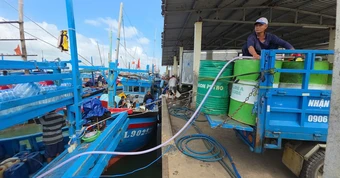 Giá xăng dầu tăng, ngư dân âu lo đứng trước biển