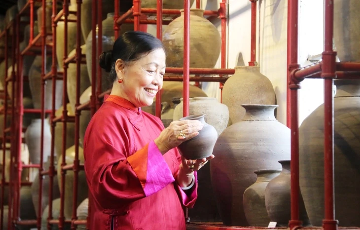 Giáo sư triết học phục hưng áo dài Việt Giáo sư triết học phục hưng áo dài Việt