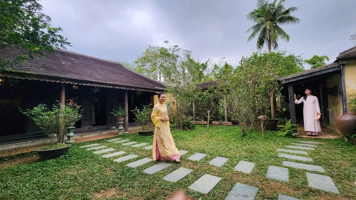 Giáo sư triết học phục hưng áo dài Việt Giáo sư triết học phục hưng áo dài Việt