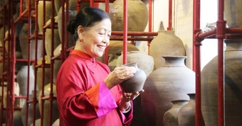 Giáo sư triết học phục hưng áo dài Việt