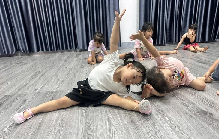 Hành trình cai nghiện game, mạng xã hội - Kỳ 5: Cha mẹ cai nghiện điện thoại trước rồi hãy dạy con Hành trình cai nghiện game, mạng xã hội - Kỳ 5: Cha mẹ cai nghiện điện thoại trước rồi hãy dạy con