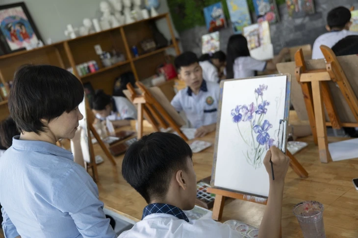 Hành trình cai nghiện game, mạng xã hội - Kỳ 5: Cha mẹ cai nghiện điện thoại trước rồi hãy dạy con Hành trình cai nghiện game, mạng xã hội - Kỳ 5: Cha mẹ cai nghiện điện thoại trước rồi hãy dạy con