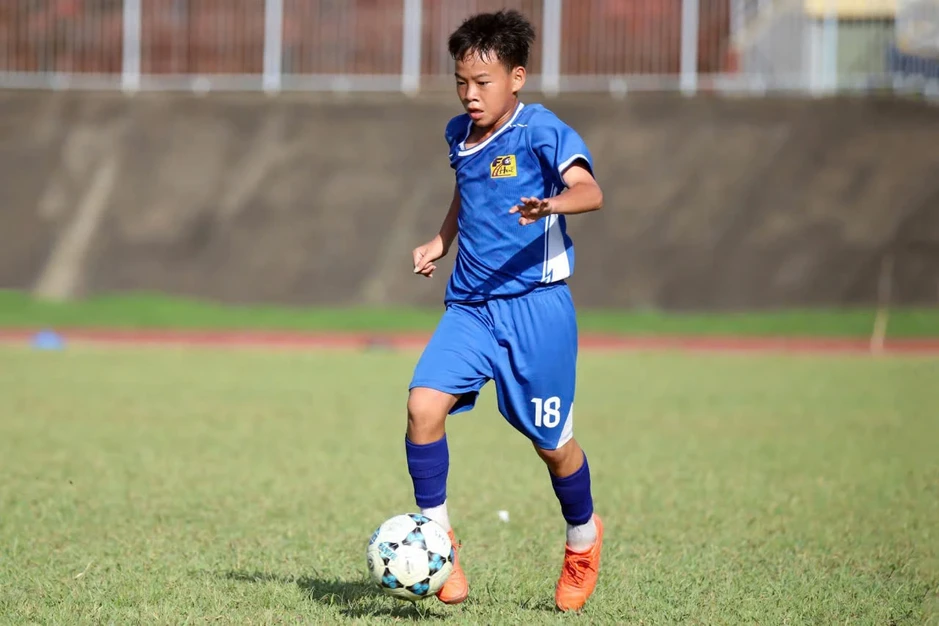 'Khả còi' theo nghề đá bóng, giấc mơ ngôi sao từ làng biển Tam Xuân