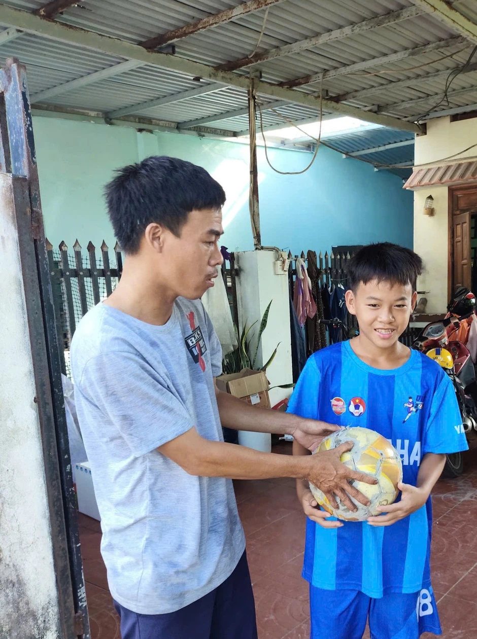 'Khả còi' theo nghề đá bóng, giấc mơ ngôi sao từ làng biển Tam Xuân