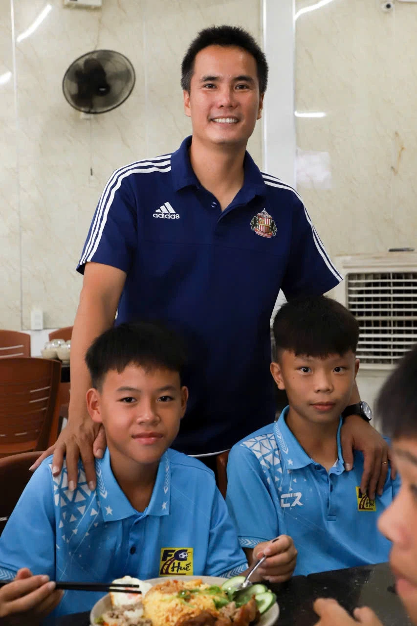 'Khả còi' theo nghề đá bóng, giấc mơ ngôi sao từ làng biển Tam Xuân
