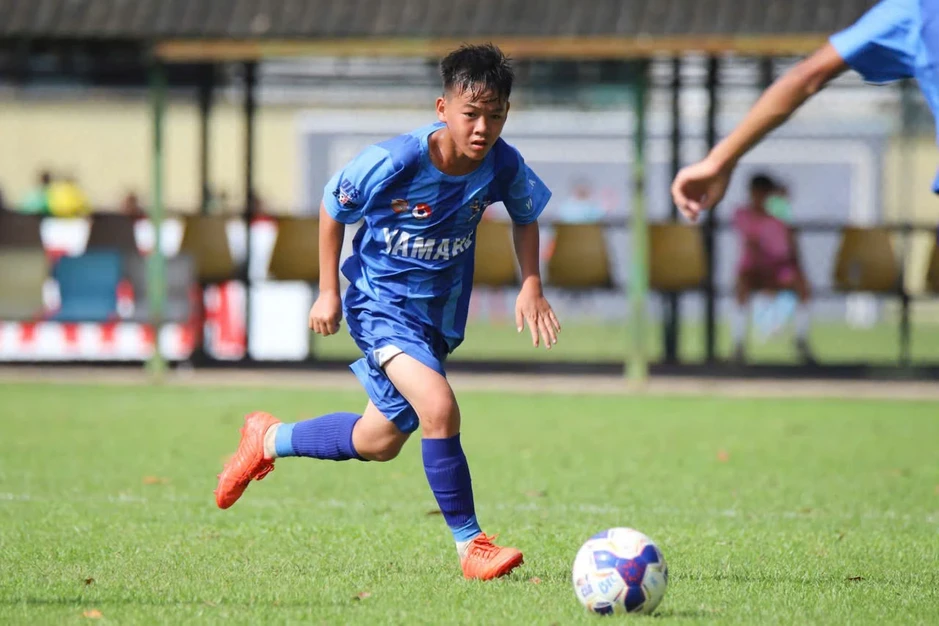 'Khả còi' theo nghề đá bóng, giấc mơ ngôi sao từ làng biển Tam Xuân