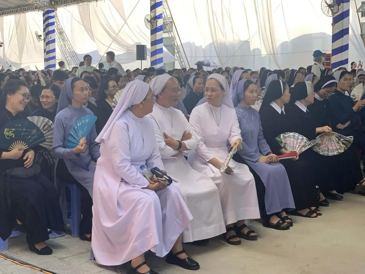 Khánh thành nhà dưỡng lão Láng Sen, sẽ chăm sóc miễn phí 300 cụ già neo đơn Khánh thành nhà dưỡng lão Láng Sen, sẽ chăm sóc miễn phí 300 cụ già neo đơn