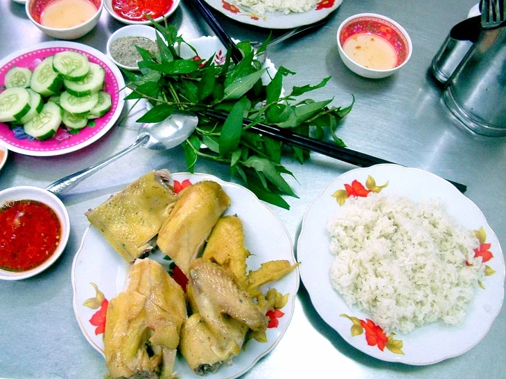 Ký ức về dĩa cơm gà của cậu bé lần đầu được đi xa Ký ức về dĩa cơm gà của cậu bé lần đầu được đi xa